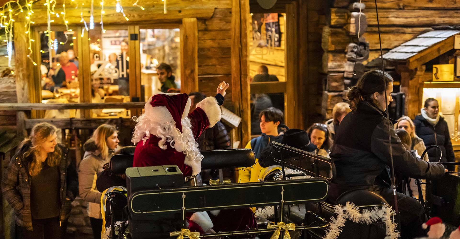 Le Père Noël arrive à Châtel