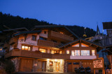 Hôtel Alpaka à Châtel au crépuscule pendant l'été