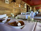 Zoom sur une table décorée pour un mariage