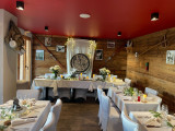 Salle de restaurant décorée pour un mariage