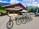 Le magasin l'été avec location de vélos