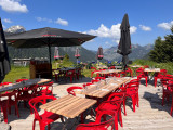 Terrasse avec vue panoramique sur les montagnes environnantes