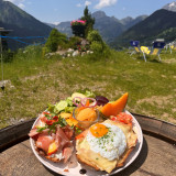 Croûte à l'oeuf servie sur la terrasse du restaurant