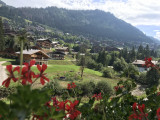 Vue sur le village en été depuis le balcon d'une chambre