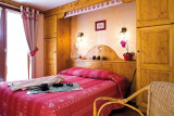 Chambre avec lit double et rangement autour