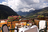 Petit-déjeuner servi sur le balcon de la chambre, vue sur les motagnes