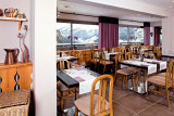 Salle à manger avec vue panoramique sur les montagnes de la vallée