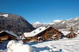 Vue de l'hôtel sous la neige avec les montagnes en arrière-plan