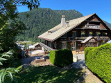 Le chalet avec sa terrasse en été