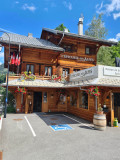 L'Epicurie des Alpes avec ses fleurs, place de stationnement pour personne à mobilité réduite