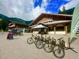 Vélos en location devant le magasin