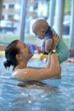 Maman avec son bébé dans le bassin intérieur