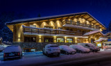 Hôtel la nuit en hiver