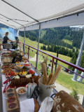 Buffet servi sur la terrasse ombragée