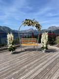 Siège décoré sur la terrasse pour faire des photos de mariage