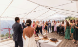 Dégustation de gâteaux de mariage sur la terrasse