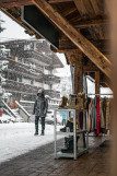 Chaussures et vêtements sur portants devant la vitrine du magasin