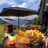 Tartare de boeuf avec ses frites et salade servi sur la terrasse