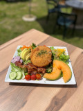 Assiette de beignets avec salade et melon