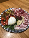 Assiette de charcuterie, fromage, tomates