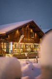 Restaurant de nuit sous la neige