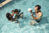 En famille dans le bassin extérieur en été du centre aquatique