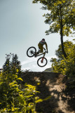 VTTiste faisant une figure dans le bike park de Châtel