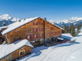 Façade de l'hôtel en hiver