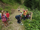 groupe d'enfants sur le sentier sonore