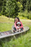 Une maman et sa fille au bobluge de Châtel