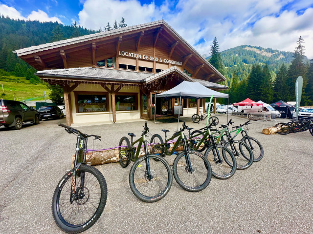 Magasin avec les vélos à location