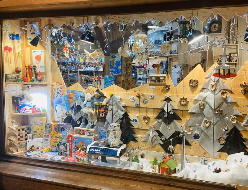 Vitrine avec déco hivernale