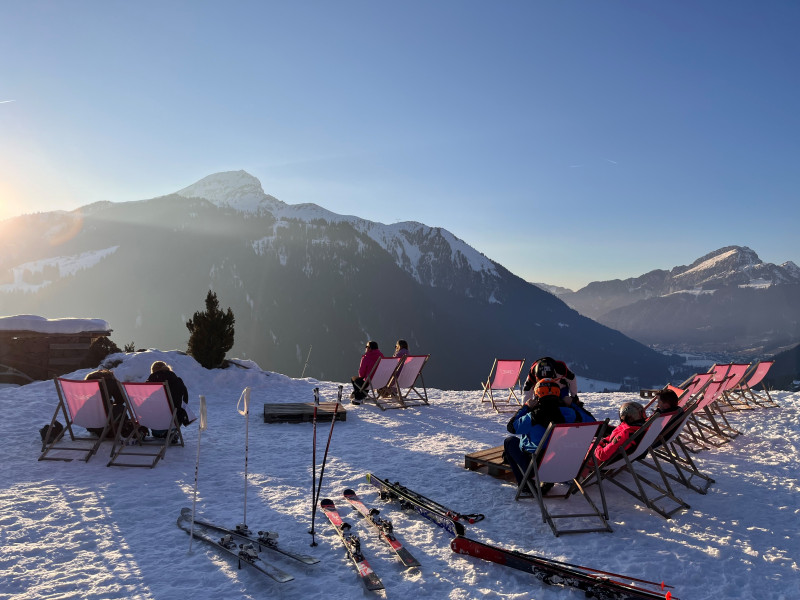 Terrasse enneigée au soleil face aux montagnes