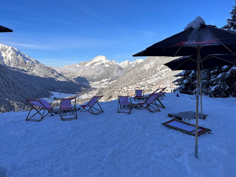 Terrasse avec vue sur la Vallée d'Abondance en hiver