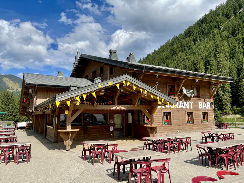 La terrasse du bar en été