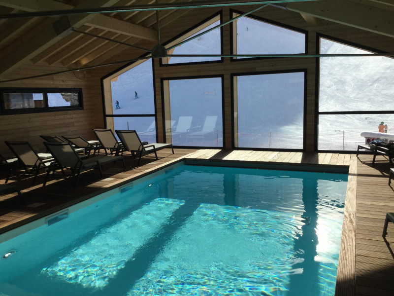 Piscine avec vue sur les pistes