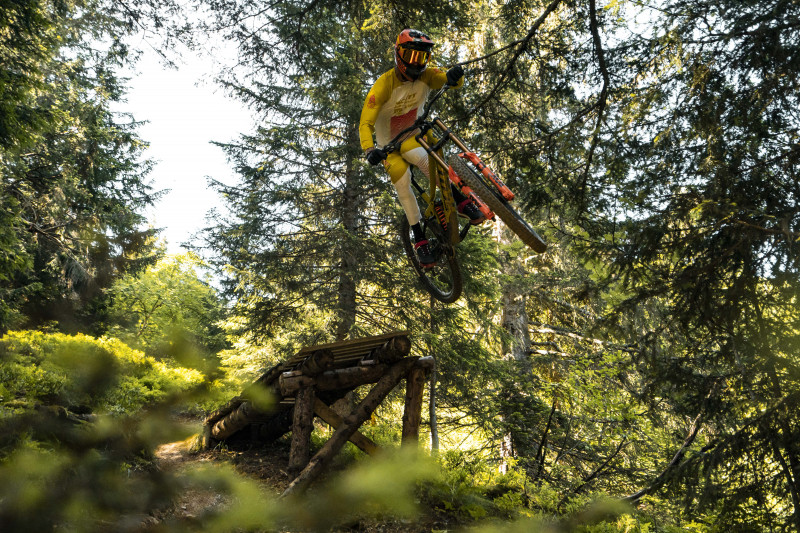 VTTiste à la sortie d'un tremplin de saut