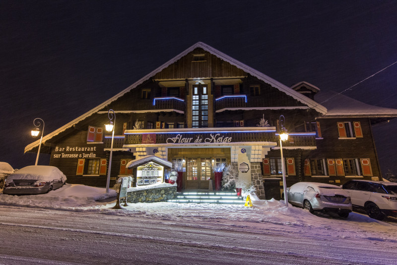 Façade de l'hôtel de nuit en hiver