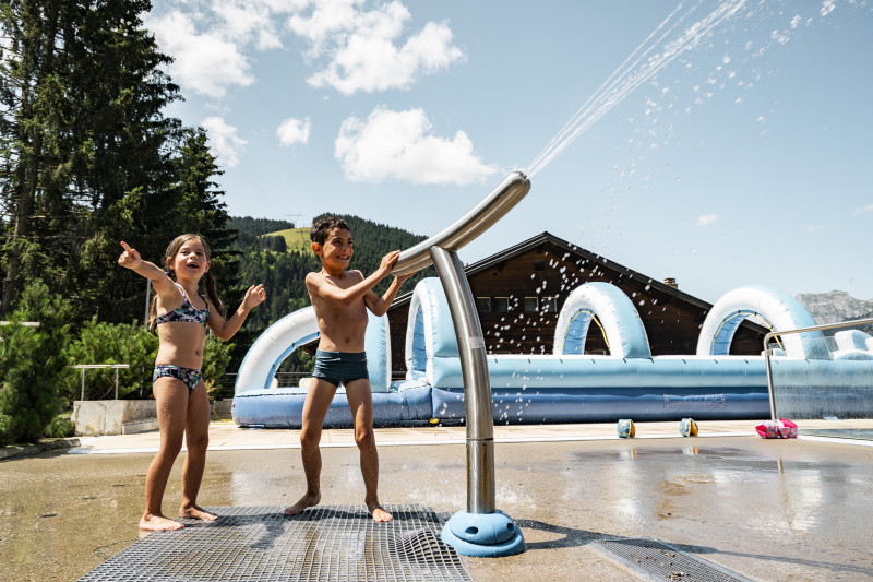 Les enfants s'amusent au centre aquatique