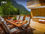 Terrasse avec son salon de jardin et bain à remous en été
