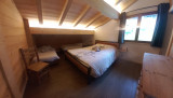 La Korniche - Chambre n°2 à l'étage sous un angle différent avec lit simple d'appoint