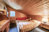 Chambre avec lit simple, bureau, canapé, fenêtre, sous le toit