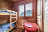 Chambre enfants avec lits superposés, fenêtre