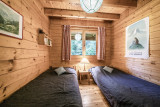 Chambre avec deux lits simples, fenêtre
