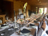 Salle à manger avec grande table décorée pour une fête