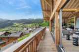 Vue sur le village depuis le balcon du chalet