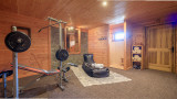 Salle avec appareils de fitness