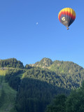 Montgolfière qui s'élève dans le ciel de Châtel, on y voit la lune