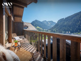 Balcon avec chaises et table et magnifique vue sur le Linga et le Mont de Grange