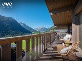 Balcon avec salon de jardin et vue sur les montagnes et la vallée